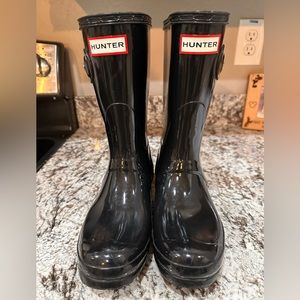 Hunter rain boots. Original short gloss boot size 6. Gently worn